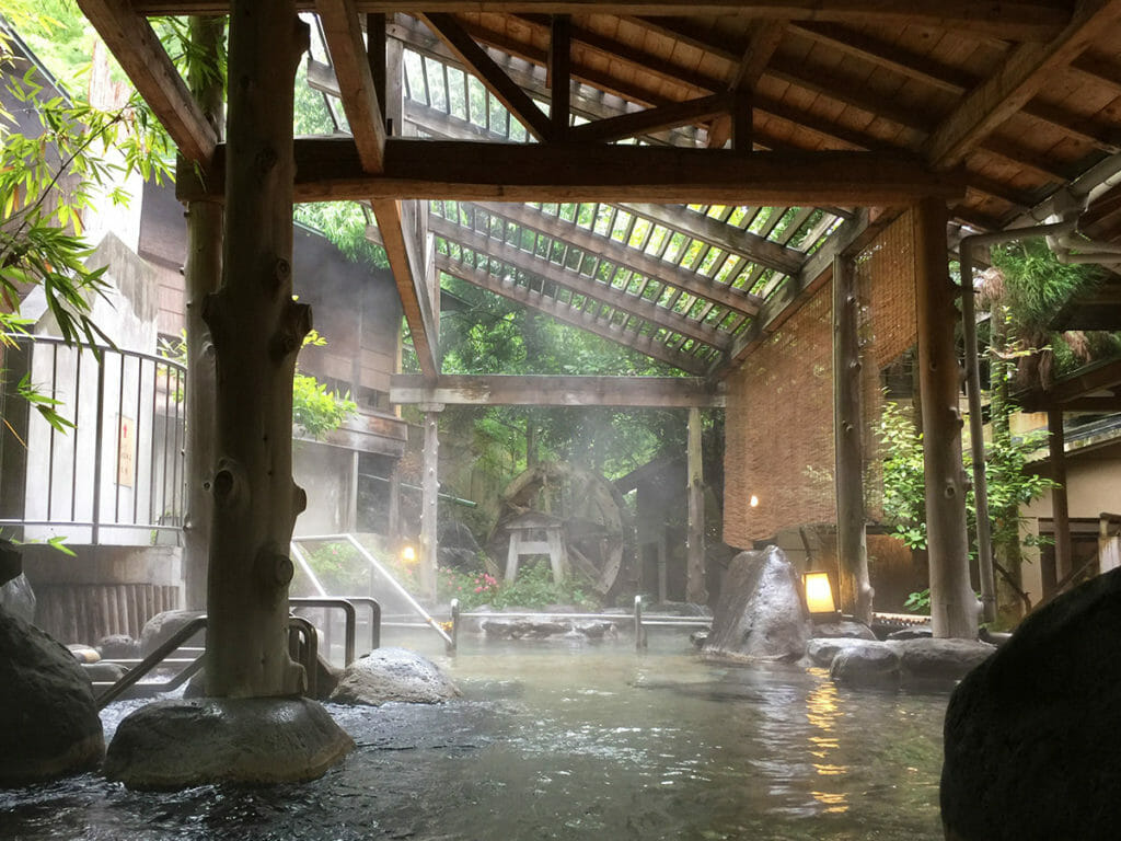 放射能泉の露天風呂