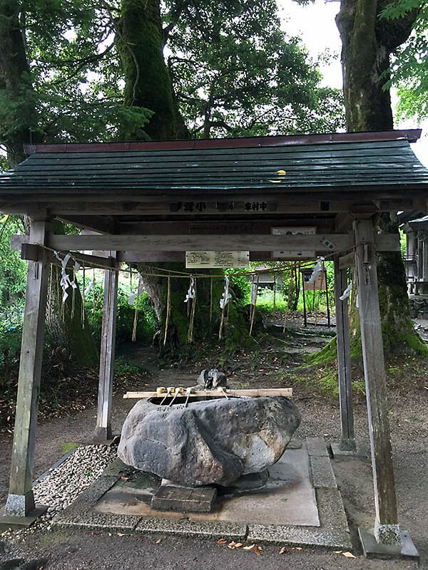 三朝神社 温泉水を使った手水・飲泉場
